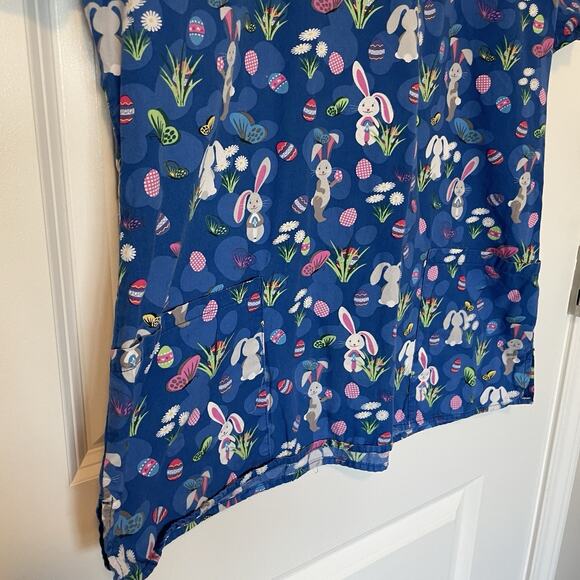Zoe and Chloe Women's Uniform Scrub Top Size M Easter Bunny Eggs Flowers Spring - Picture 4 of 6
